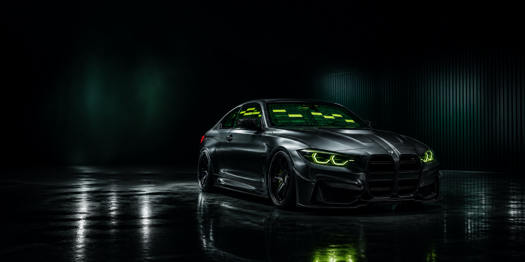 Dunkles Sportcoupé mit leuchtend grünen Scheinwerfern und Technologie-Overlay auf der Windschutzscheibe